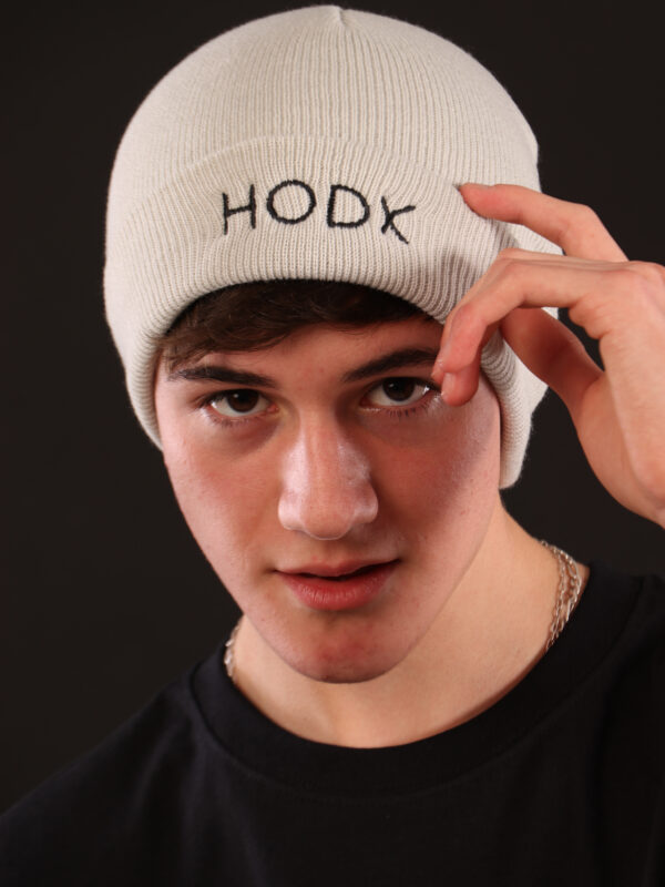 gorro letra beige 2